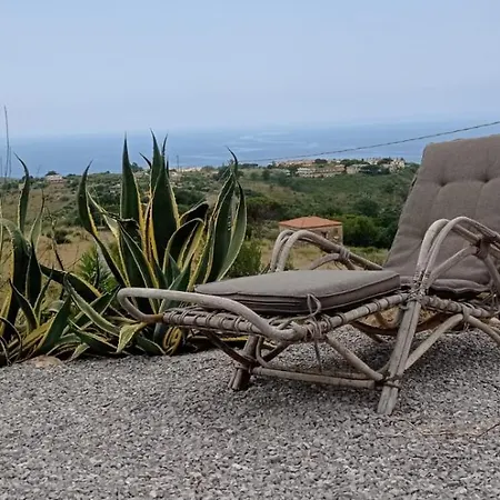 Sospesa Tra Cielo E Mare