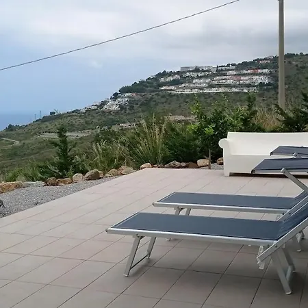 Sospesa Tra Cielo E Mare